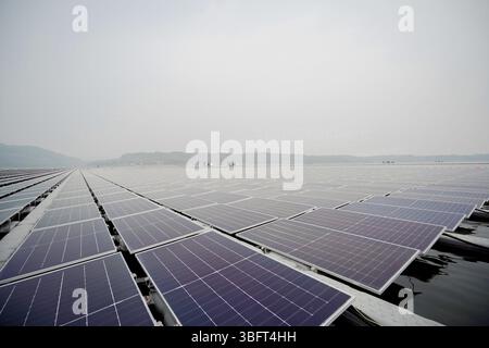 Panneaux solaires flottants sur un réservoir. Une solution d'énergie renouvelable utilisant la technologie solaire photovoltaïque placée sur la surface de l'eau. Banque D'Images