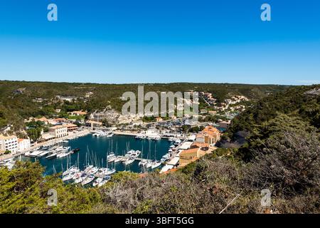 Paysage de la ville de Bonifacio, Corse. Bâtiments et maisons sur la falaise de vue sur la mer. Banque D'Images
