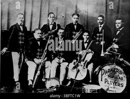 Photographie des joueurs populaires de Parker prise en 1915, mettant en vedette divers musiciens jouant de différents instruments. Banque D'Images