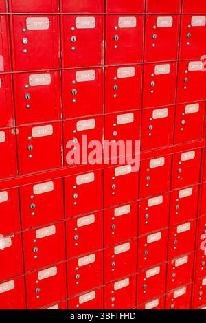 Boîtes postales rouges devant un bureau de poste à Queenstown, Otago, Nouvelle-Zélande Banque D'Images