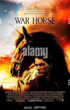 Cheval de guerre, 2011, années 2010, XXIe siècle, Steven Spielberg, Jeremy Irvine, Emily Watson, Peter Mullan, film, affiche, affiches, cinéma, divertissement, film, cinéma, officiel, publicité, promotionnel, commercial, graphique, art, visuel, design, arts, sortie théâtrale, DreamWorks images, drame, guerre, historique, première Guerre mondiale, cheval, cavalerie, amitié, loyauté, adaptation, roman, épique, bataille, famille, survie, L'Europe, l'âge adulte, l'espoir, les animaux, l'armée britannique, sacrifice, Spielberg, émotionnel, nominé aux Oscars, Richard Curtis, Michael Morpurgo, basé sur un roman, Nick Stafford Banque D'Images