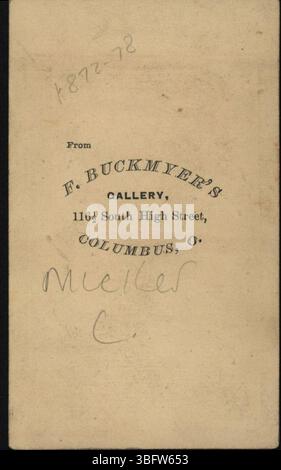 Cette photographie montre une jeune femme portant un collier en croix, une robe en soie noire, des boucles d'oreilles et un collier en dentelle. Il a été pris par Frank J. Buckmyer, un photographe basé dans l'Ohio. Banque D'Images