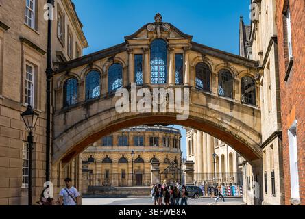 Pont des Soupirs vu de New College Lane avec la tour du Sheldonian Theatre en arrière-plan, Oxford, Angleterre, Royaume-Uni Banque D'Images