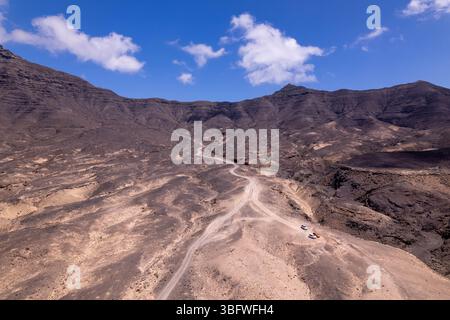 Vue aérienne de la route près des falaises côtières, Fuerteventura Banque D'Images