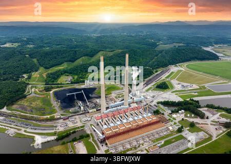 Centrale électrique alimentée au charbon produisant de l'électricité. Utilisation de combustibles fossiles pour la production d'énergie Banque D'Images