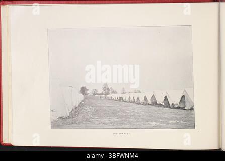 Les photographies de ce livre de 1898 capturent la marche des régiments de l'Ohio à travers Columbus jusqu'au camp Bushnell et leur départ pour Washington D.C. avec plusieurs images représentant les activités et la vie des soldats dans le camp. Banque D'Images