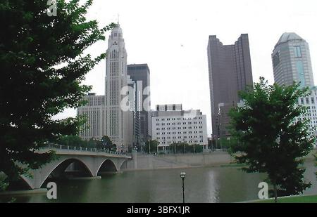 Dans cette photographie de 2005, la vue sur la rivière Scioto met en valeur la tour Leveque et d’autres gratte-ciel de Columbus, Ohio, mettant en valeur la ligne d’horizon et le bord de la rivière de la ville. Banque D'Images
