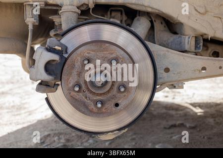 Disque de frein de voiture avec étrier et moyeu de roue vue avant. La roue de voiture déposée. Le processus de montage des pneus Banque D'Images