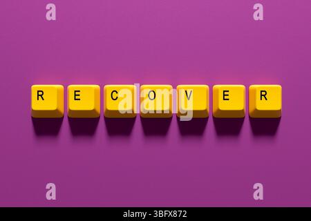 Concept de récupération de données. Les touches du clavier qui épellent le mot récupérer reposent sur un fond violet éclatant. Rendu 3D. Banque D'Images