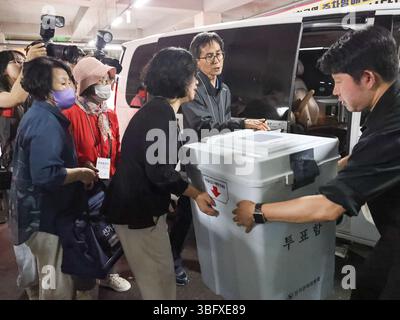 Séoul, Corée du Sud. 3 juin 2025. Les membres du personnel transfèrent les bulletins de vote de l'élection présidentielle sud-coréenne à Séoul, Corée du Sud, le 3 juin 2025. Crédit : Jun Hyosang/Xinhua/Alamy Live News Banque D'Images