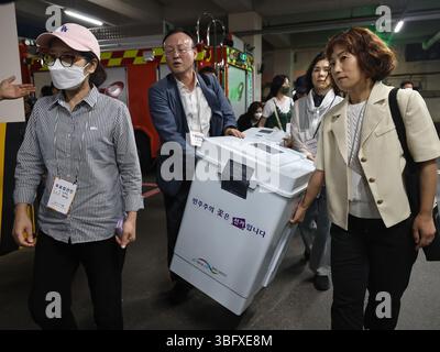 Séoul, Corée du Sud. 3 juin 2025. Les membres du personnel transfèrent les bulletins de vote de l'élection présidentielle sud-coréenne à Séoul, Corée du Sud, le 3 juin 2025. Crédit : Jun Hyosang/Xinhua/Alamy Live News Banque D'Images