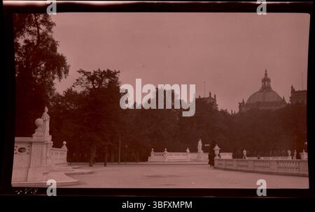 Cette photographie de 1913 montre les statues et les balustrades en marbre marquant l'entrée du parc Tiergarten de Berlin. La porte de Brandebourg et le dôme du Reichstag sont visibles en arrière-plan. Les Arrases ont capturé ces monuments berlinois lors de leur tournée européenne de 1913. Banque D'Images