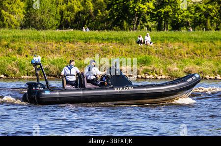 Dresde, Allemagne, 1er mai 2025 : un bateau de police allemand navigue sur l'Elbe. (Photo Andreas Haas/dieBildmanufaktur) Banque D'Images