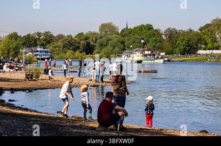 Dresde, Allemagne, 1er mai 2025 : le bateau à aubes Pirna, au défilé traditionnel de la flotte au début de la saison de navigation à vapeur saxonne, derrière lui t Banque D'Images