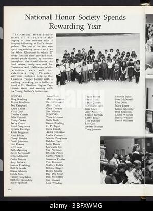 La page 108 de l'annuaire 1983 de l'école secondaire Edgewood comprend des images d'élèves engagés dans des activités parascolaires. Banque D'Images