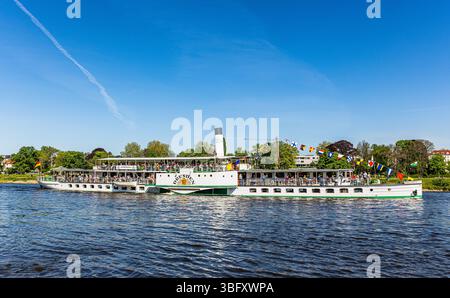Dresde, Allemagne, 1er mai 2025 : le bateau à aubes Dresde au traditionnel défilé de la flotte au début de la saison des bateaux à vapeur saxons. (Photo de Jonas Banque D'Images