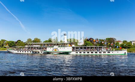 Dresde, Allemagne, 1er mai 2025 : le bateau à aubes Dresde au traditionnel défilé de la flotte au début de la saison des bateaux à vapeur saxons. (Photo de Jonas Banque D'Images