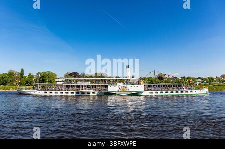Dresde, Allemagne, 1er mai 2025 : le bateau à aubes Dresde au traditionnel défilé de la flotte au début de la saison des bateaux à vapeur saxons. (Photo de Jonas Banque D'Images