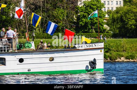 Dresde, Allemagne, 1er mai 2025 : le bateau à aubes Dresde au traditionnel défilé de la flotte au début de la saison des bateaux à vapeur saxons. (Photo par André Banque D'Images