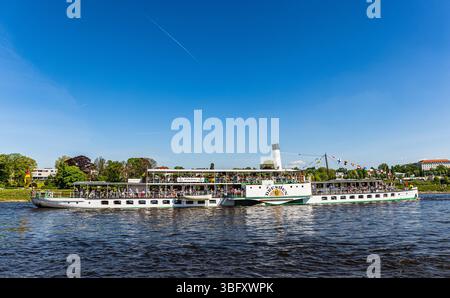Dresde, Allemagne, 1er mai 2025 : le bateau à aubes Dresde au traditionnel défilé de la flotte au début de la saison des bateaux à vapeur saxons. (Photo de Jonas Banque D'Images