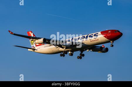 Zurich, Suisse, 11 avril 2025 : un Airbus A340-313X d'Edelweiss est en approche finale de la piste de l'aéroport de Zurich. Enregistrement HB-JMD (et Banque D'Images