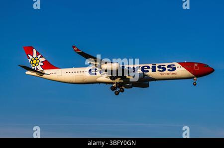Zurich, Suisse, 11 avril 2025 : un Airbus A340-313X d'Edelweiss est en approche finale de la piste de l'aéroport de Zurich. Enregistrement HB-JMD (et Banque D'Images
