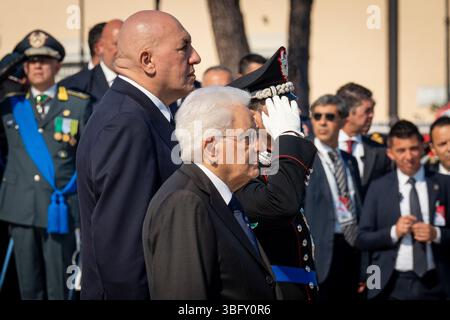 Le président de la République italienne Sergio Mattarella assiste au défilé militaire annuel à l'occasion des célébrations de la Journée de la République italienne. Banque D'Images