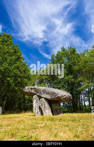 Dolmen mégalithique dans la forêt de Saint Auvent en France, région Nouvelle Aquitaine, département de la haute Vienne Banque D'Images
