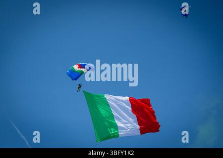 Le drapeau italien flotte pendant le défilé militaire annuel à l'occasion des célébrations de la fête de la République italienne. Banque D'Images