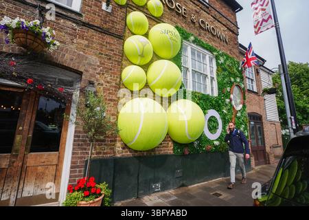 Londres, Royaume-Uni. 3 juin 2025 . Le pub Rose and Crown de Wimbledon Village est décoré de grandes balles de tennis pour célébrer les championnats de Wimbledon au All England Lawn Tennis Club qui commence le 30 juin crédit Amer Ghazzal/Alamy Live News Banque D'Images