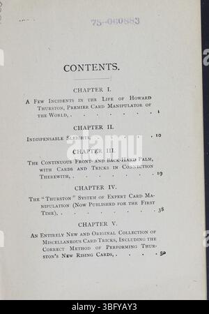 Ce manuel de 1903 sur la conjuration de cartes par Howard Thurston présente divers tours de cartes, y compris des expériences inédites. Les techniques clés discutées sont la paume continue de la main avant et arrière, ainsi que le tour de la carte montante, une illusion sensationnelle. Le livre fournit des instructions détaillées et des conseils d'expert pour effectuer ces tours, mettant en valeur l'expertise de Thurston dans l'art de la manipulation de cartes. Banque D'Images