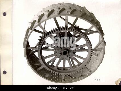 Cette collection comprend des photographies en noir et blanc de la Rumely Manufacturing Company. Les images présentent les tracteurs à huile de Rumely et des vues de l'usine de la porte, Indiana. Des descriptions dactylographiées accompagnent les photographies. Banque D'Images