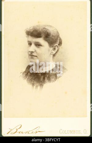 Cette photographie de la Bakers Art Gallery montre une jeune femme non identifiée portant une robe en dentelle et un collier, capturant la mode du début du XXe siècle et des portraits en studio à Columbus, Ohio. Banque D'Images