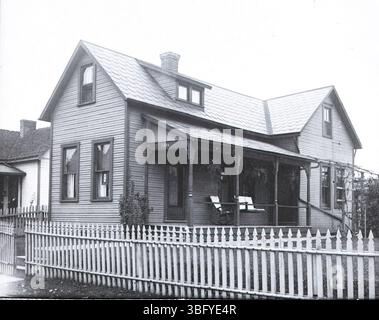 La maison Edward Vernon Rickenbacker est le lieu de naissance d'Edward 'Eddie' Rickenbacker, un célèbre pilote automobile et as volant de la première Guerre mondiale. Rickenbacker est devenu une figure notable de l'histoire de l'aviation et des courses américaines. Banque D'Images