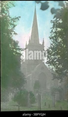 Église Holy Trinity à Stratford-upon-Avon, vue en 1913. Le clocher de l'église et son cimetière sont visibles, avec des affirmations selon lesquelles William Shakespeare est enterré ici. Edmund F. Arras et sa femme ont visité lors de leur tournée européenne, capturant la scène. Edmund était un homme d'affaires et un dirigeant civique éminent de Columbus, Ohio. Ses nombreuses photos de voyage, dont celle-ci, offrent un instantané historique unique. Banque D'Images