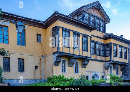 Maison ottomane jaune dans la vieille ville, Gjirokaster, Albanie Banque D'Images