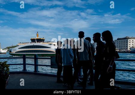 Les gens sur le pont de Galata - niveau inférieur, Eminonu, Istanbul, Turquie Banque D'Images