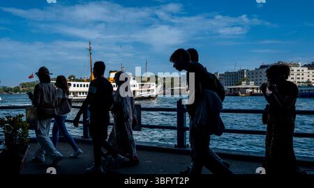 Les gens marchant sur le pont de Galata - niveau inférieur, Eminonu, Istanbul, Turquie Banque D'Images
