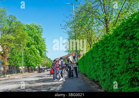 Belfast Co. Antrim Irlande du Nord 23 avril 2025 - Un groupe de jeunes étudiants parlant et riant sur le campus universitaire Banque D'Images