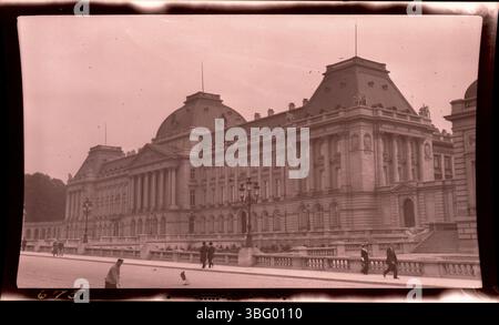 Cette photographie de 1913 montre des piétons passant devant la façade du Palais Royal de Bruxelles. Les Arrases ont capturé la scène lors de leur tournée européenne, documentant les espaces architecturaux et publics dans les villes européennes. Banque D'Images