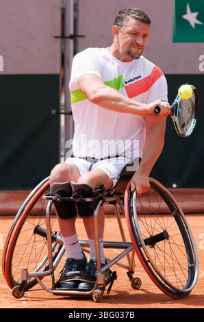 Paris, France. 03 juin 2025. Le belge Joachim Gerard photographié en action lors d'un match de tennis simple entre le belge Gerard et le néerlandais Spaargaren, dans le tournoi masculin de tennis en fauteuil roulant Roland Garros, mardi 03 juin 2025 à Paris, France. L’édition 2025 de Roland Garros se déroule du 25 mai au 8 juin 2025. BELGA PHOTO BENOIT DOPPAGNE crédit : Belga News Agency/Alamy Live News Banque D'Images
