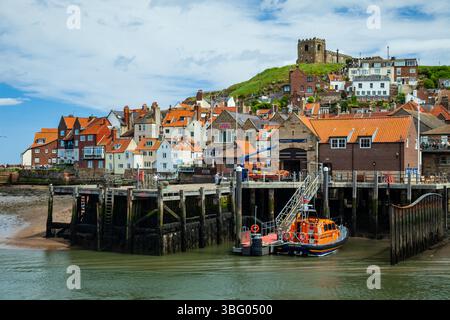 Après-midi de printemps à Whitby Harbour, North Yorkshire, Angleterre. Banque D'Images