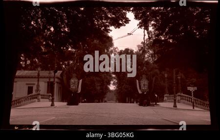 Cette photographie de 1913 montre l'entrée de la Maison dans le Woods Palace à la Haye, décorée de banderoles et de lampadaires. La note sur la diapositive indique « Road to House in Woods - Queen Mother's Birthday ». Edmund F. Arras et son épouse Elizabeth visitent la Haye lors de leur tournée européenne. Banque D'Images