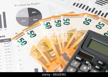 Concept de financement avec de l'argent comptant. Billets en euros et calculateur. Organigramme en arrière-plan. Planification budgétaire et recettes. Succès économique et croissance. Banque D'Images