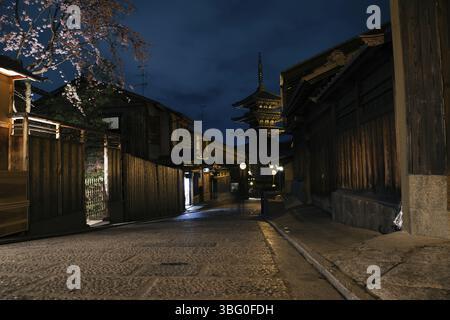 Vue nocturne de la Pagode Yasaka et de la rue Sannen Zaka à Kyoto, Japon, Asie Banque D'Images