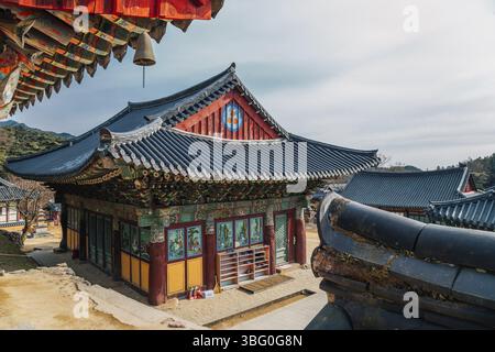 Dans l'architecture traditionnelle coréenne temple Donghwasa, Daegu, Corée Banque D'Images