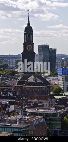Vue de la ville d'en haut avec l'église principale St Michaelis, appelée Michel, et les tours dansantes, Hambourg, Allemagne, Europe Banque D'Images