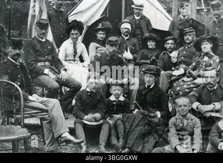 Cette photographie de 1888 montre des hommes, des femmes et des enfants devant une tente pendant le 22e campement national de la Grande Armée de la République à Columbus, Ohio. L'événement s'est déroulé du 10 au 14 septembre 1888. Banque D'Images