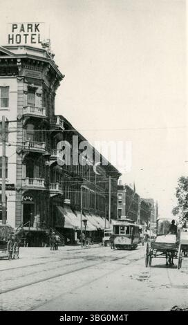 La photographie de 1897 montre une vue vers le nord-ouest de Goodale Street à Columbus, montrant le tramway de Schiller Street passant devant le Park Hotel, situé à l'angle des rues Goodale et North High. Banque D'Images
