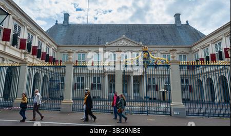Touristes devant le Palais Royal Noordeinde, lieu de travail officiel du roi Willem-Alexander à la Haye, pays-Bas Banque D'Images